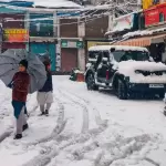 کشمیر میں شدید برفباری سے نظام زندگی مفلوج، فضائی اور زمینی رابطے منقطع