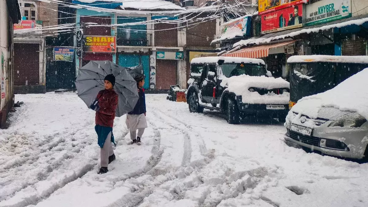 کشمیر میں شدید برفباری سے نظام زندگی مفلوج، فضائی اور زمینی رابطے منقطع