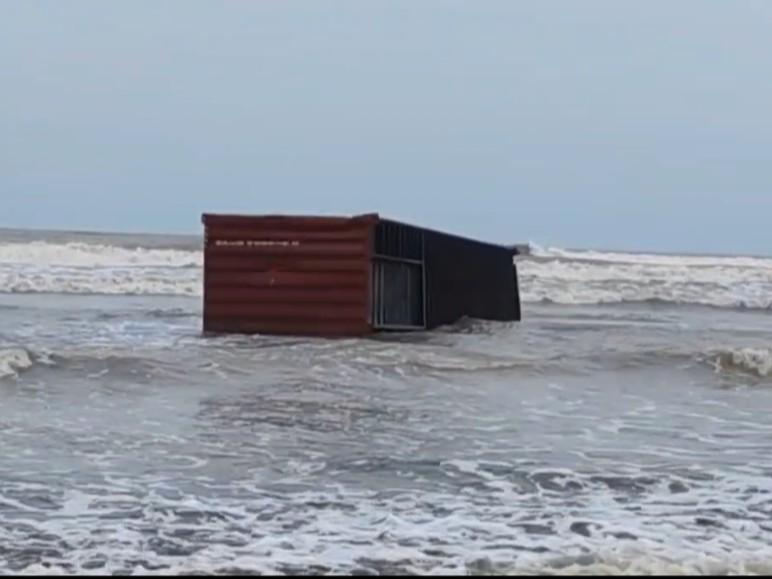 نالا سوپارا کے کلنب بیچ پر سمندر سے بہہ کر آیا پراسرار بڑا کنٹینر، مقامی لوگوں میں ہلچل