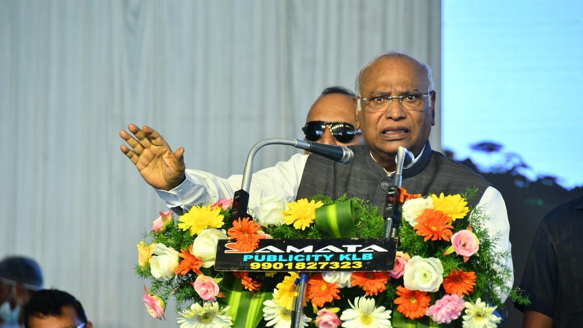 کلبرگی میں شجرکاری مہم کا آغاز: کھرگے کا ماحولیاتی تحفظ پر زور، ہر گھر ایک درخت کی اپیل