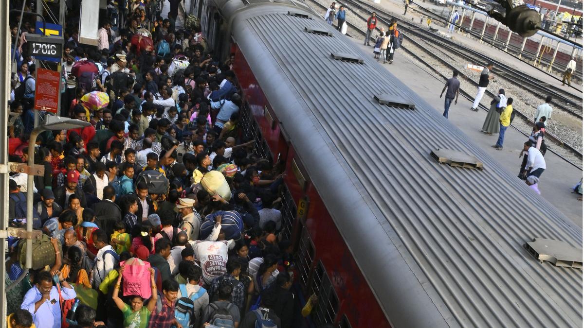 یوپی، بہار کی ٹرینوں میں بے تحاشہ بھیڑ پر کانگریس برہم، حکومت سے وضاحت طلب؛ شکایت کنندگان کو ایف آئی آر کی دھمکی پر تنقید