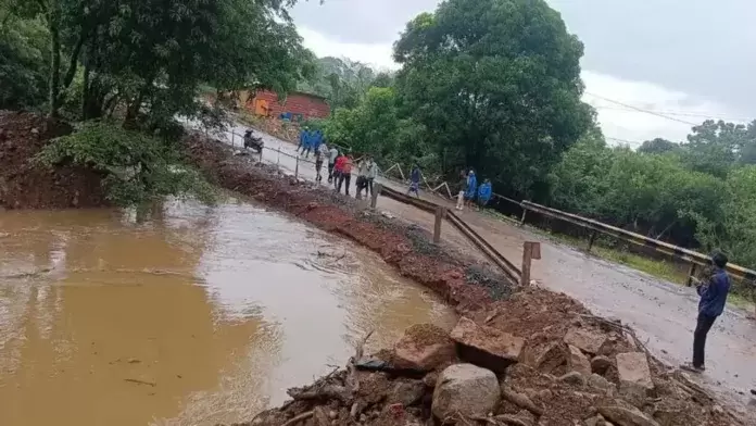 بیلگاوی میں شدید بارش سے تباہی: 16 پل زیر آب، کرشنا اور دودھ گنگا ندیوں میں ڈیم سے لاکھوں کیوسک پانی خارج، کئی علاقوں کا رابطہ منقطع