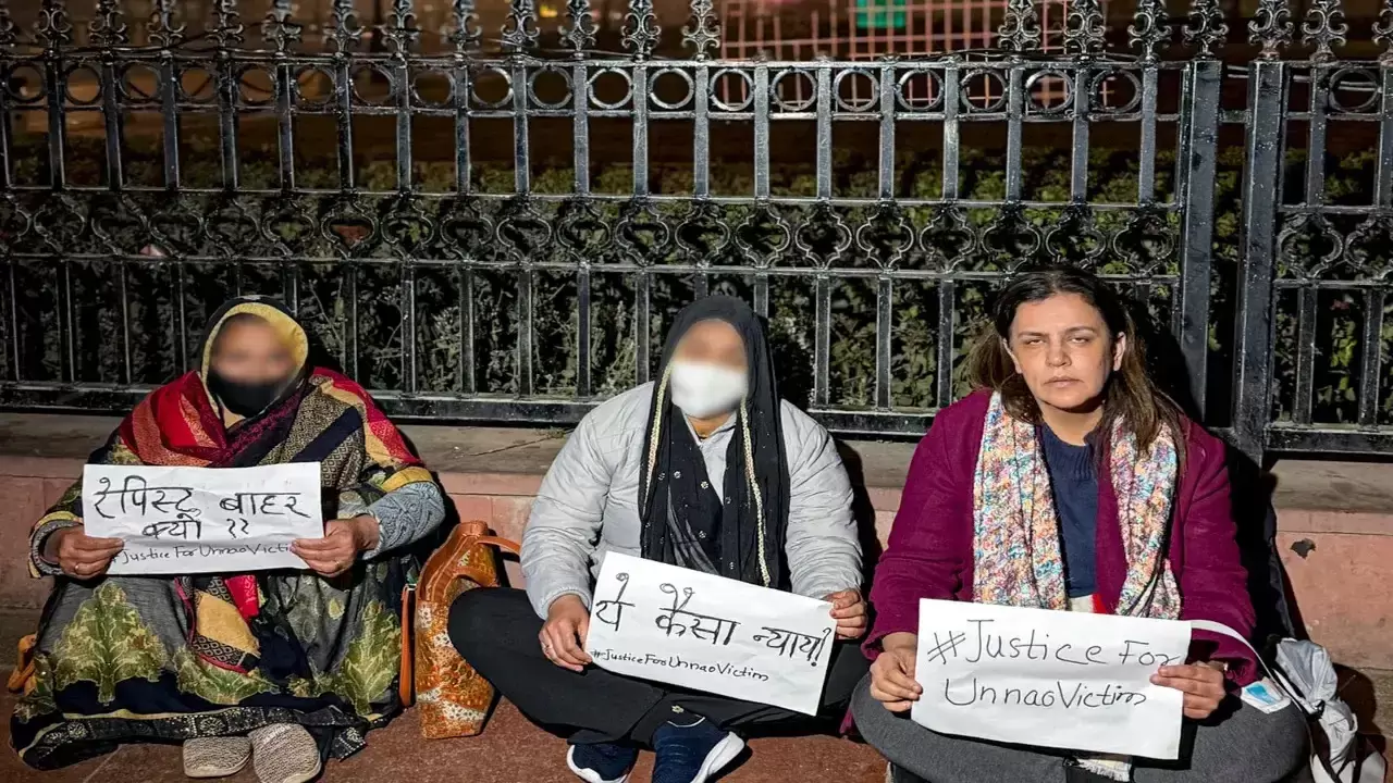 سینگر کی سزا پر روک کے خلاف مظاہرہ، احتجاج کے دوران متاثرین کے ساتھ ناروا سلوک