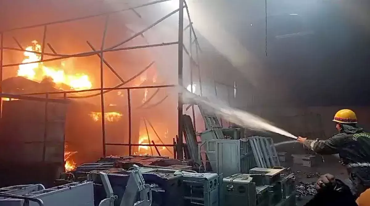 گجرات کے سورت میں اسٹیل پلانٹ میں خوفناک آگ، چار مزدور ہلاک، ایک زخمی