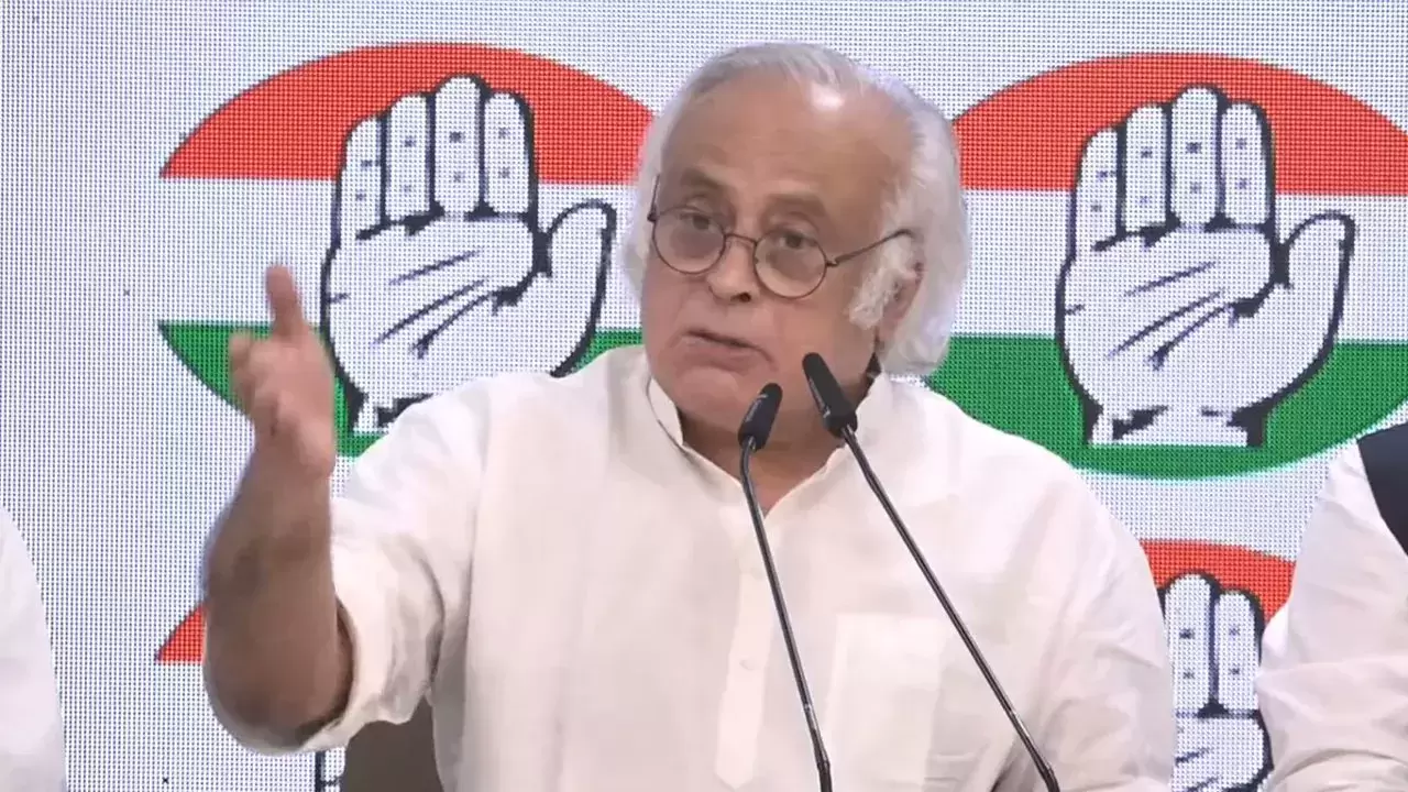 سی ڈی ایس کے سنگاپور دورے پر تنازع، جے رام رمیش کا حکومت پر شفافیت نہ برتنے کا الزام