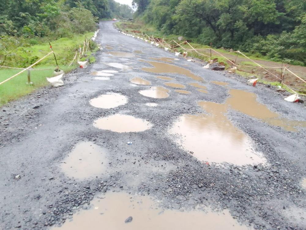 Dandeli: Public fury over Anmod road as potholes trigger daily accidents; demand for immediate repairs