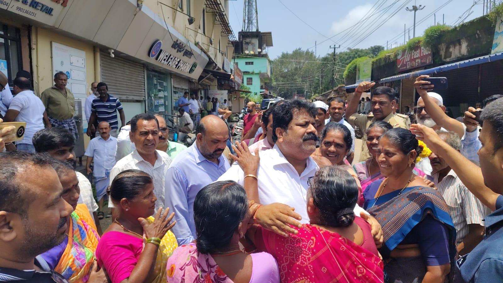 وزیر منکال وئیدیا کا بھٹکل کی پرانی فِش مارکٹ کا دورہ؛ کہا: پرانی مارکٹ بند نہیں ہوگی، نئی ہائی ٹیک مارکٹ کا بھی یکم ستمبر سے ہوگا آغاز