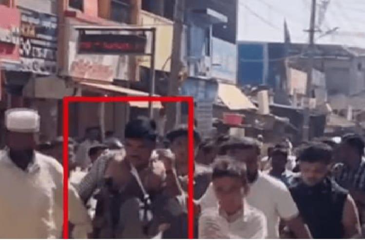 ہاویری: اردو اسکول کے استاد کو چپل کا ہار پہنا کر نکالا گیا جلوس؛ طالبات کے ساتھ جنسی ہراسانی کا معاملہ