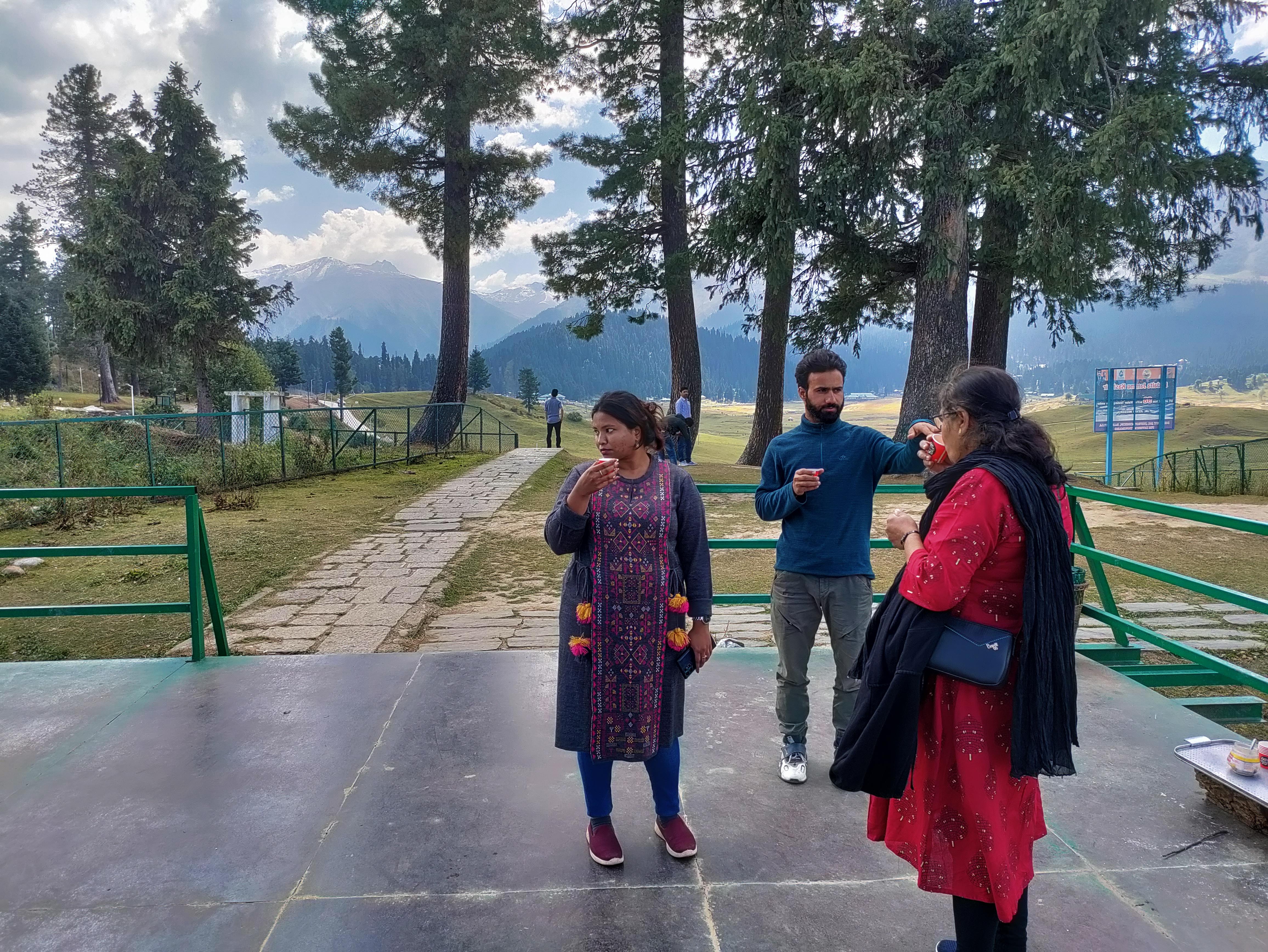 کشمیر واپسی کی اپیلیں، سری نگر میں مقامی مسلمانوں کا مارچ، پہلگام میں سیاحوں کی آمد، سنیل شیٹی کا کشمیر میں تعطیلات منانے کا اعلان