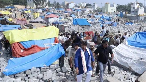 بینگلورو کُوگِلو کراس فقیر بستی: مکانات کے اعلان سے بی جے پی بوکھلا گئی، اپوزیشن لیڈر کامتاثرین سے دستاویزات طلب کر کے سوالات