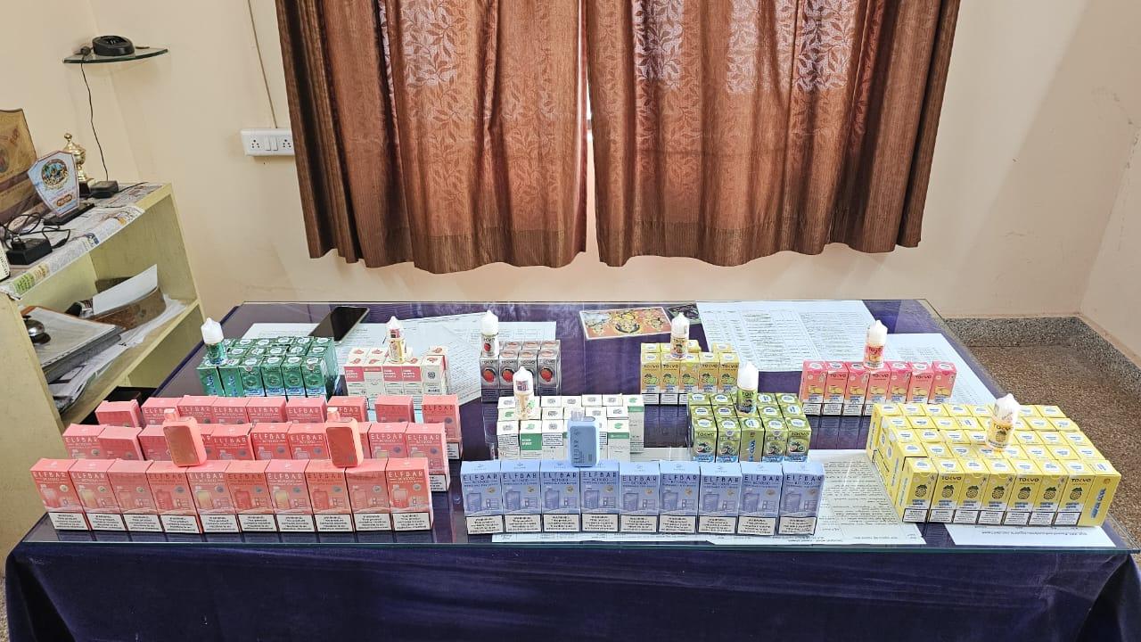 بھٹکل: دبئی مارکیٹ کی ایک دکان پر پولیس کا چھاپہ، ممنوعہ ای-سگریٹ اور نکوٹین ویپس ضبط؛ دکاندار گرفتار