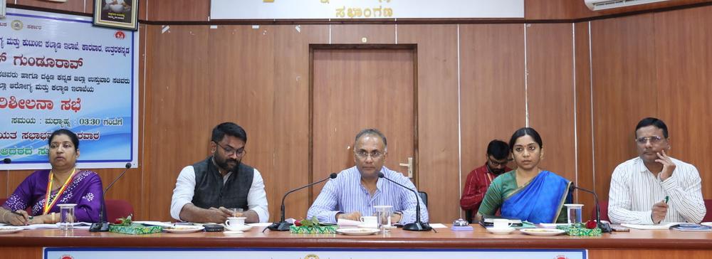 کاروار میں وزیر صحت کا دورہ اور بھٹکل سرکاری اسپتال سے  ڈاکٹر سویتا کامتھ  کا تبادلہ منسوخ کرنے کا مطالبہ؛ بھٹکل   تنظیم اور ناگریک ویدیکے  کے ذمہ داران کی میٹنگ میں شرکت