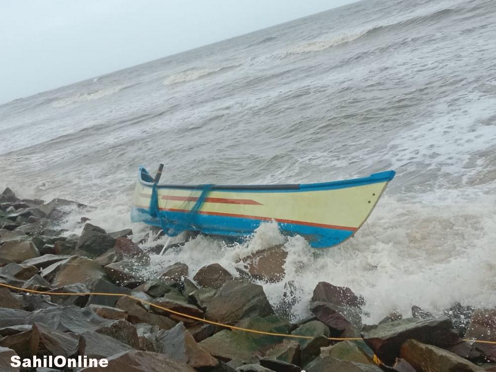 Fishing boat capsizes off Bhatkal’s Tenginagundi coast; four fishermen missing, two rescued