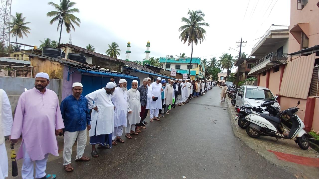 Silent human chain held outside Mosques in Dandeli to protest Waqf amendment bill