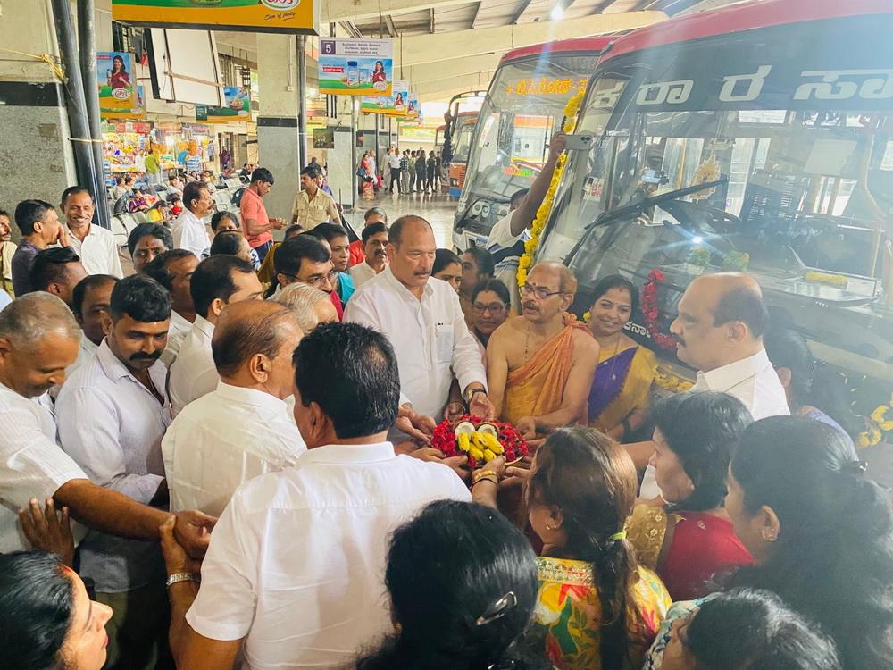 مینگلور: خواتین کو مفت بس سفر فراہم کرنے والی شکتی اسکیم کا اہم سنگِ میل: خواتین کے لیے 500 کروڑ مفت بس ٹکٹ تقسیم؛ منگلورو میں خوشی کا ماحول