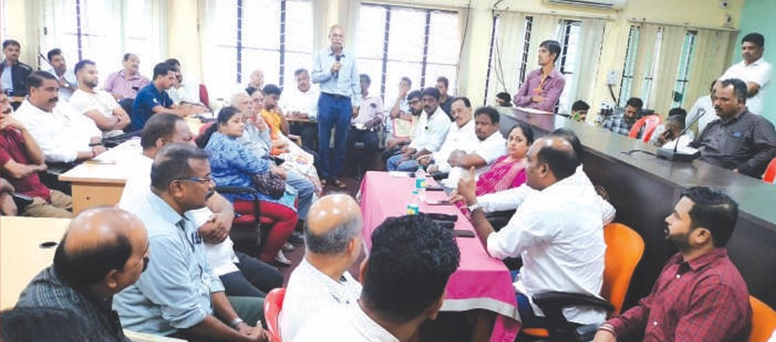 اُڈپی : برساتی نالیوں میں گندے پانی کی نکاسی - وبائی امراض پھیلنے کا خطرہ - عوام کے ساتھ جائزاتی نششت