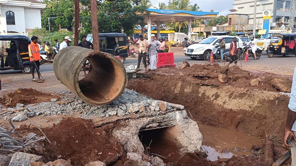 بھٹکل میں موسلا دھار بارش کی پیش گوئی کے پیش نظر نیشنل ہائی وے پر نالیوں کی صفائی کا کام تیز؛ سرکل کے قریب کلورٹ میں پایا گیا بلاک