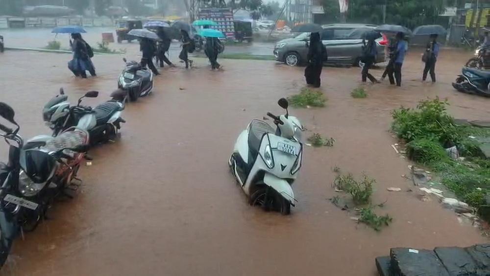 جمعہ کو بھی اُترکنڑا میں شدید بارش کا امکان؛ بھٹکل سمیت پانچ ساحلی تعلقوں کے اسکولوں میں کل بھی چھٹی