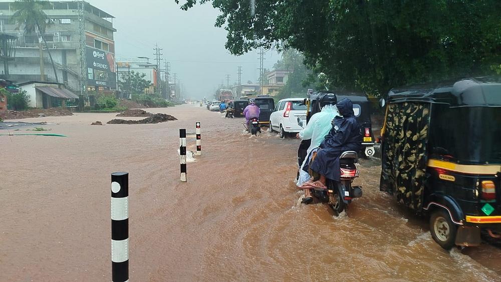 بھٹکل میں شدید بارش کا سلسلہ جاری؛ بیلکے میں مویشیوں کے باڑے پر گری بجلی، نیشنل ہائی وے پھرتالاب میں تبدیل