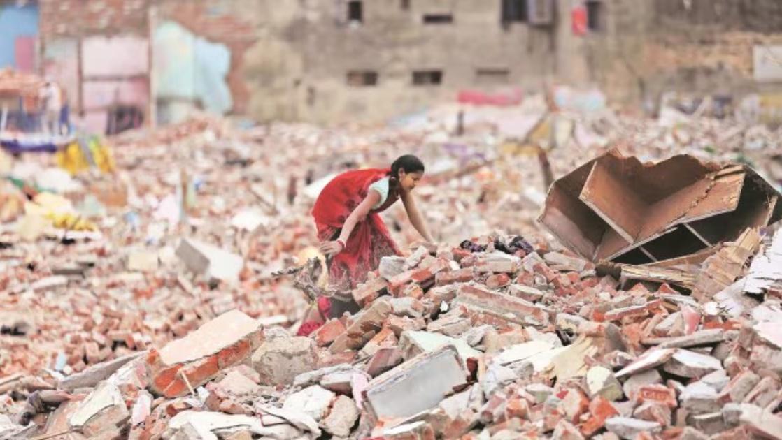 دہلی میں جھگیوں پر بلڈوزر کارروائی پر سیاسی گھمسان؛ کیجریوال نے بی جے پی کو بنایا  نشانہ اور کانگریس نے کیجریوال پر بولا حملہ