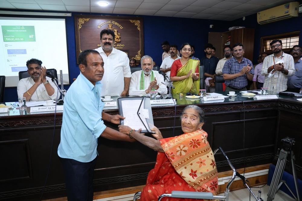 کاروار: سی برڈ منصوبے کے تحت زمین گنوانے والے 57 خاندانوں کو 25 سال بعد ادا کیا گیا دس کروڑ روپئے  معاوضہ