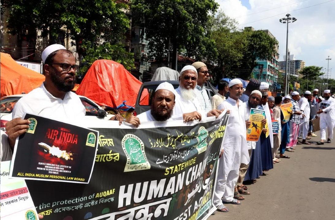 وقف ترمیمی ایکٹ کے خلاف مغربی بنگال میں زبردست احتجاج؛ 23 اضلاع کی 2963 مساجد کے باہر انسانی زنجیر بنا کر وقف بل کی سخت مخالفت
