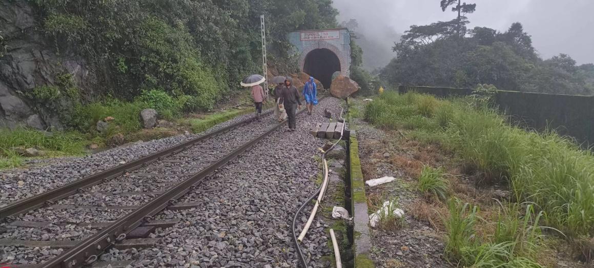 منگلورو کے قریب   ریلوے پٹری پر گرگیا پہاڑی تودہ؛  ریل خدمات متاثر؛ لَوکو پائلٹ کی ہوشیاری سے  ٹل گیا بڑا حادثہ