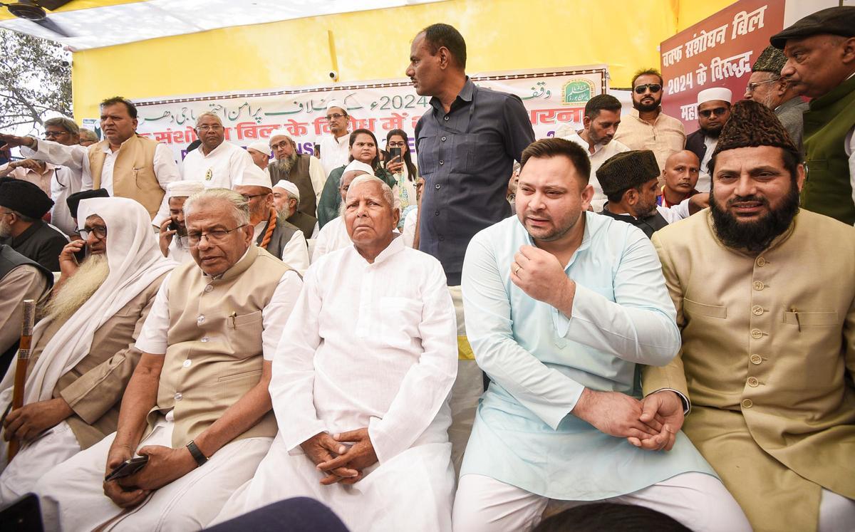 پٹنہ میں وقف ترمیمی بل کے خلاف احتجاج، لالو اور تیجسوی بھی شریک ہوئے