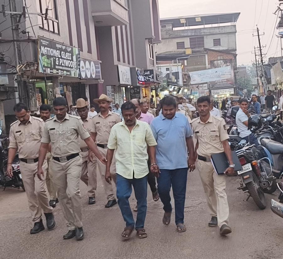 بھٹکل: فریب کاری معاملے میں گرفتار تینوں ملزموں کو موقع واردات پر لے جاکر پولیس نے حاصل کی اہم جانکاری؛ کلیدی ملزم اب بھی فرار