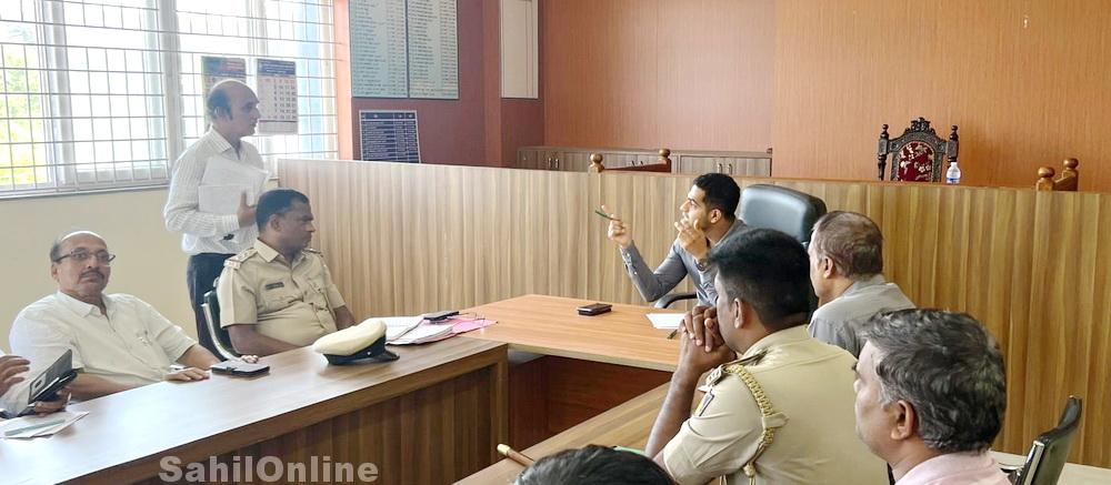 کمٹہ میں ٹریفک قوانین کو سختی کے ساتھ  نافذ کرنے اسسٹنٹ کمشنر  نے جاری کی ہدایت؛ بائک کی پچھلی سیٹ پر بیٹھنے والوں کے لئے بھی ہیلمیٹ لازمی