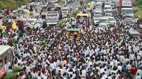 ناگپور میں کسانوں کے زبردست احتجاج سے حکومت بوکھلا گئی، وزیر اعلیٰ مذاکرات پر آمادہ؛ طویل ٹریفک جام، بات چیت جاری