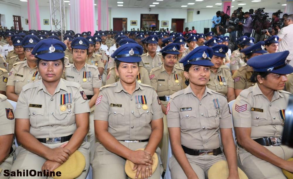 بینگلور: کرناٹک کے  پولس اہلکاروں کو وزیراعلیٰ سدرامیا کے ہاتھوں  نئی نیلی کیپ تقسیم