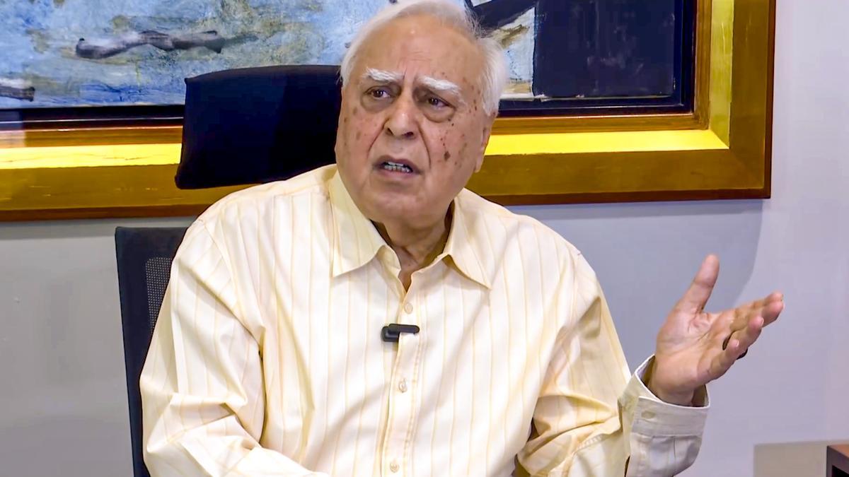 نائب صدر کی عدلیہ کے خلاف باتیں اپوزیشن کو پسند نہ آئیں، کپل سبل نے حکومت کی پالیسی کو تنقید کا نشانہ بنایا
