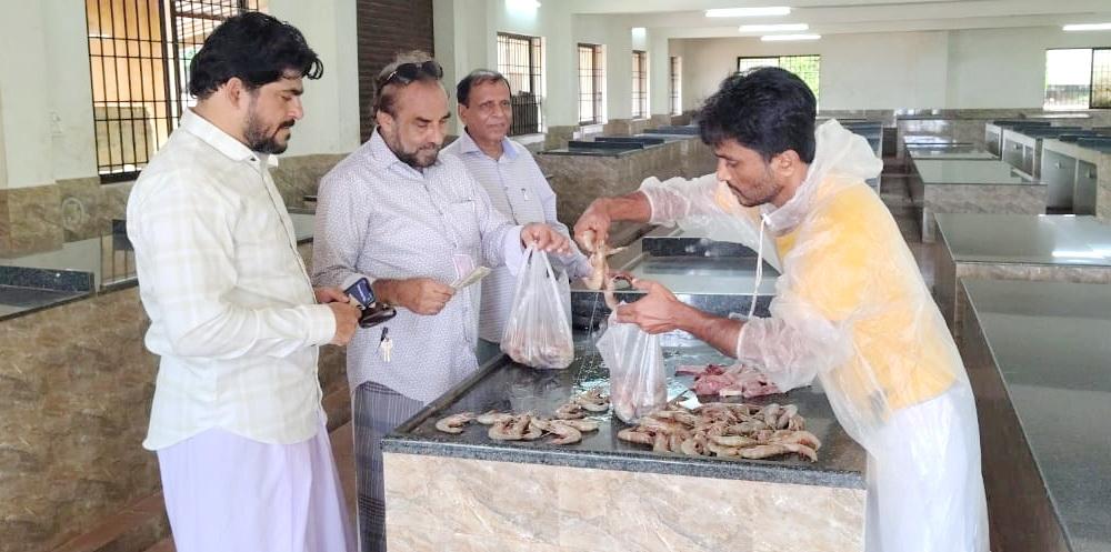 بھٹکل میں ہائی ٹیک فش مارکٹ کا آغاز؛ پہلے دن صرف ایک مچھلی فروش اور دسوں خریداروں نے کی خریداری