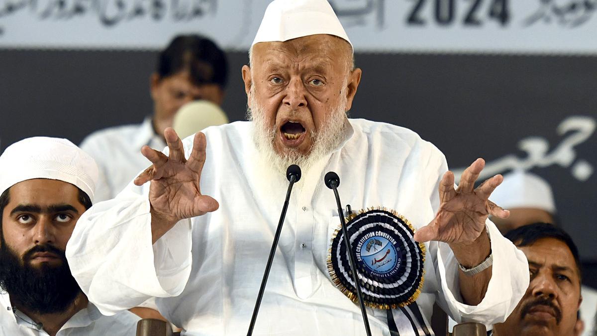 مولانا ارشد مدنی کا جمعیۃ علماء کی مجلس عاملہ سے خطاب: مسلمانوں کے ساتھ آئین و جمہوریت بھی خطرے میں، فرقہ پرستوں کے بڑھتے اثرات پر اظہارِ تشویش