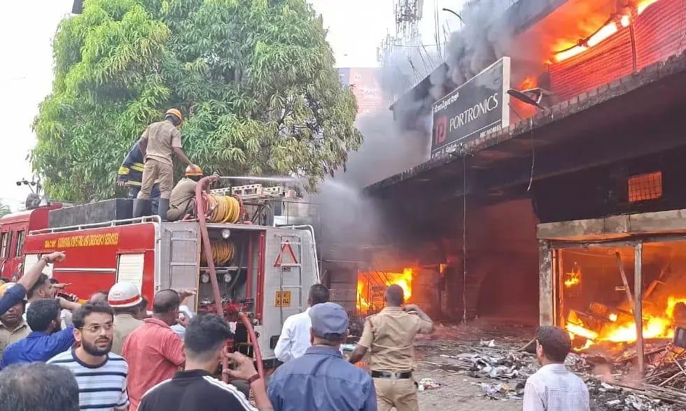 اُڈپی: سٹی بس اسٹینڈ کے قریب کمرشل عمارت میں خوفناک آتشزدگی، کئی دکانیں تباہ