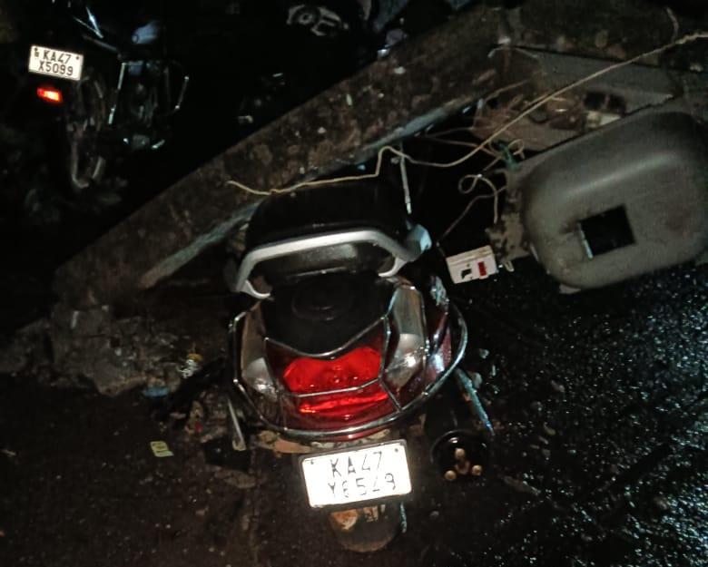 بھٹکل میں طوفانی بارش سے 26 بجلی کے کھمبے گرے؛ شیرالی میں  کھمبا اسکوٹی پر گرنے سے ایک شخص زخمی