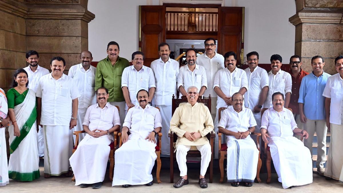 کیرالہ میں وی ڈی ستیشن کی نئی حکومت قائم، تعلیم یافتہ اور تجربہ کار چہروں پر مشتمل کابینہ نے ایک ساتھ لیا حلف