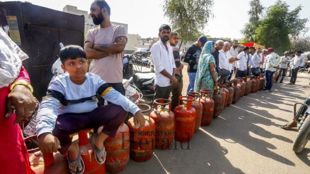 گورکھپور میں ایل پی جی سلنڈر کیلئے طویل قطاریں، کانگریس کا ویڈیو شیئر کرکے مرکز پر شدید تنقید