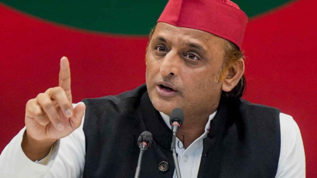 اکھلیش یادو کا حکومت سے سوال، ’ملک کا کتنا پیسہ بیرونِ ملک جا رہا ہے؟‘