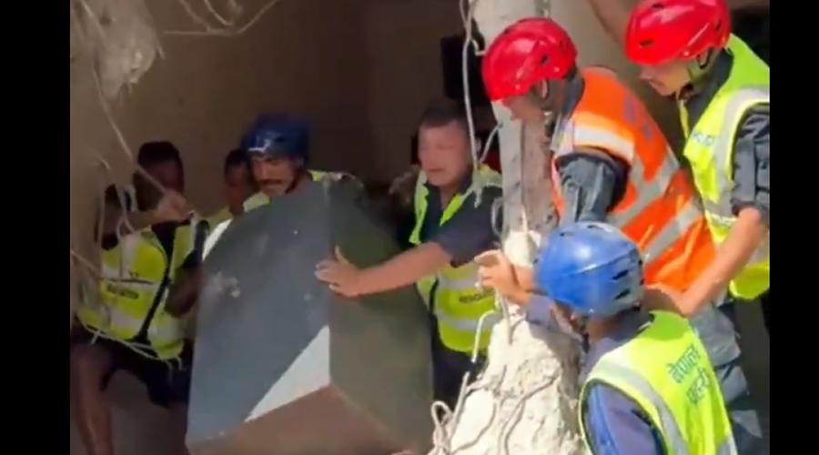 نیپال سیلاب کے بعد ملبے سے کروڑوں کا سونا اور ڈیڑھ کروڑ نیپالی روپے برآمد