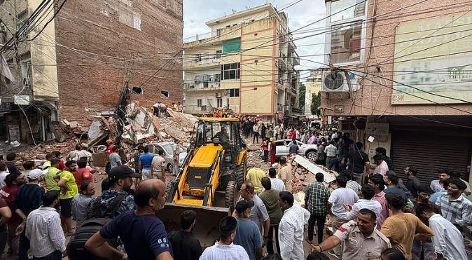 دہلی کے ستیہ نکیتن میں ہاسٹل کی عمارت زمین بوس، متعدد طلبہ کے ملبے تلے دبے ہونے کا خدشہ