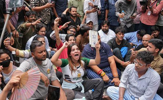 ’انصاف ملنے تک راہل گاندھی نشو آزاد کے ساتھ‘، کانگریس کا سوتنتر بھارتیہ کی گرفتاری کا مطالبہ
