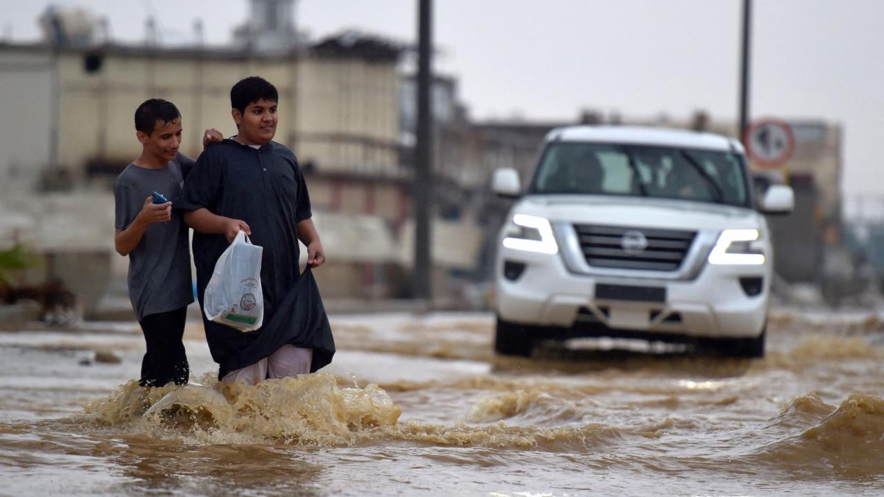 سعودی عرب میں موسلا دھار بارش کا الرٹ، مکہ سمیت متعدد علاقوں میں سیلاب کا خدشہ