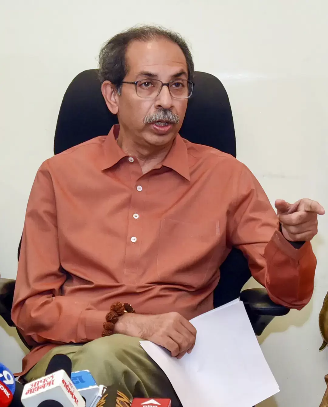 مہاراشٹر سیاست پر ادھو ٹھاکرے کا طنز، بی جے پی پر جمہوری اقدار کمزور کرنے کا الزام