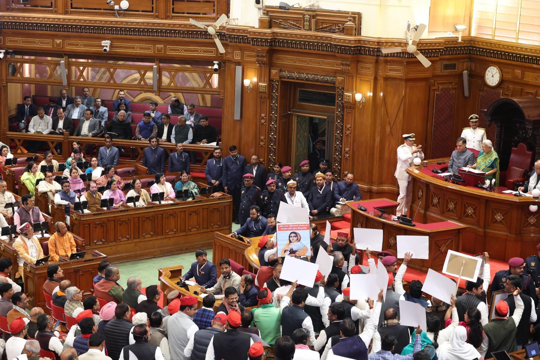 اقتصادی سروے پیش ہوتے ہی یوپی اسمبلی میں ہنگامہ، ایوان کی کارروائی ملتوی