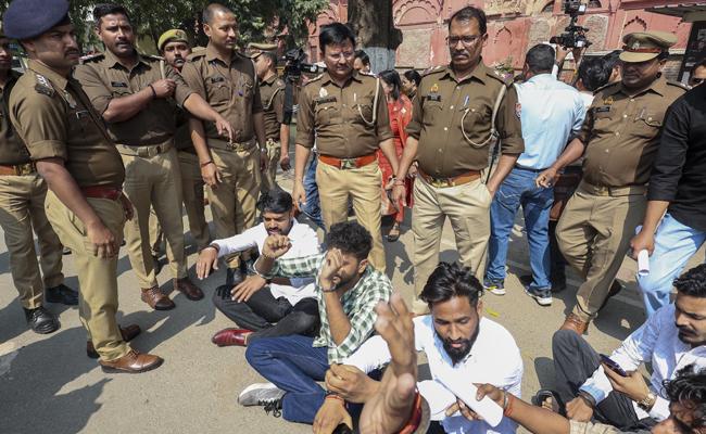 لکھنؤ یونیورسٹی میں ہنگامہ آرائی: اے بی وی پی کی کارروائی پر کشیدگی، انتظامیہ کا نماز پڑھنے والے طلبہ کو نوٹس