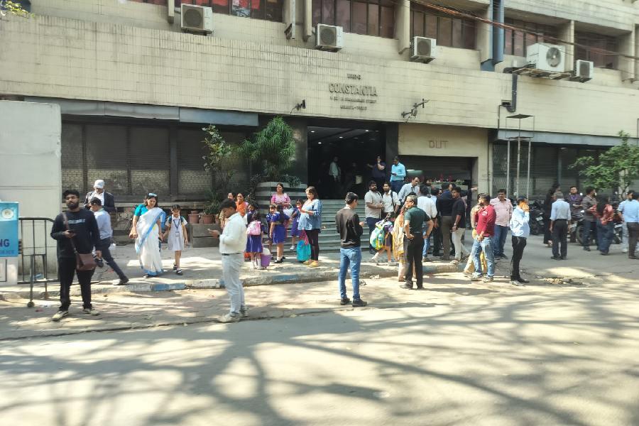 کولکاتا میں 5.5 شدت کا زلزلہ، خوف کے مارے لوگ گھروں اور دفاتر سے باہر نکل پڑے