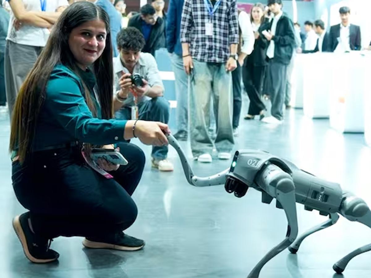 اے آئی سمٹ کے دوران گالگوٹیاس یونیورسٹی کے بوتھ سے چین ساختہ روبو ڈاگ غائب