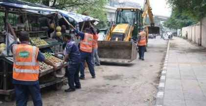حیدرآباد میں جی ایچ ایم سی کی بڑی کارروائی، فٹ پاتھوں سے غیر قانونی دکانیں ہٹا دی گئیں
